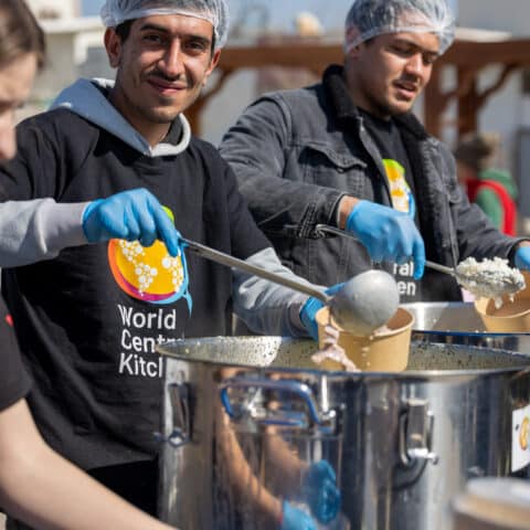 World Central Kitchen volunteer on the front line in Turkey after the earthquakes of February 6, 2023 ©Photo credit to World Central Kitchen/WCK.org.